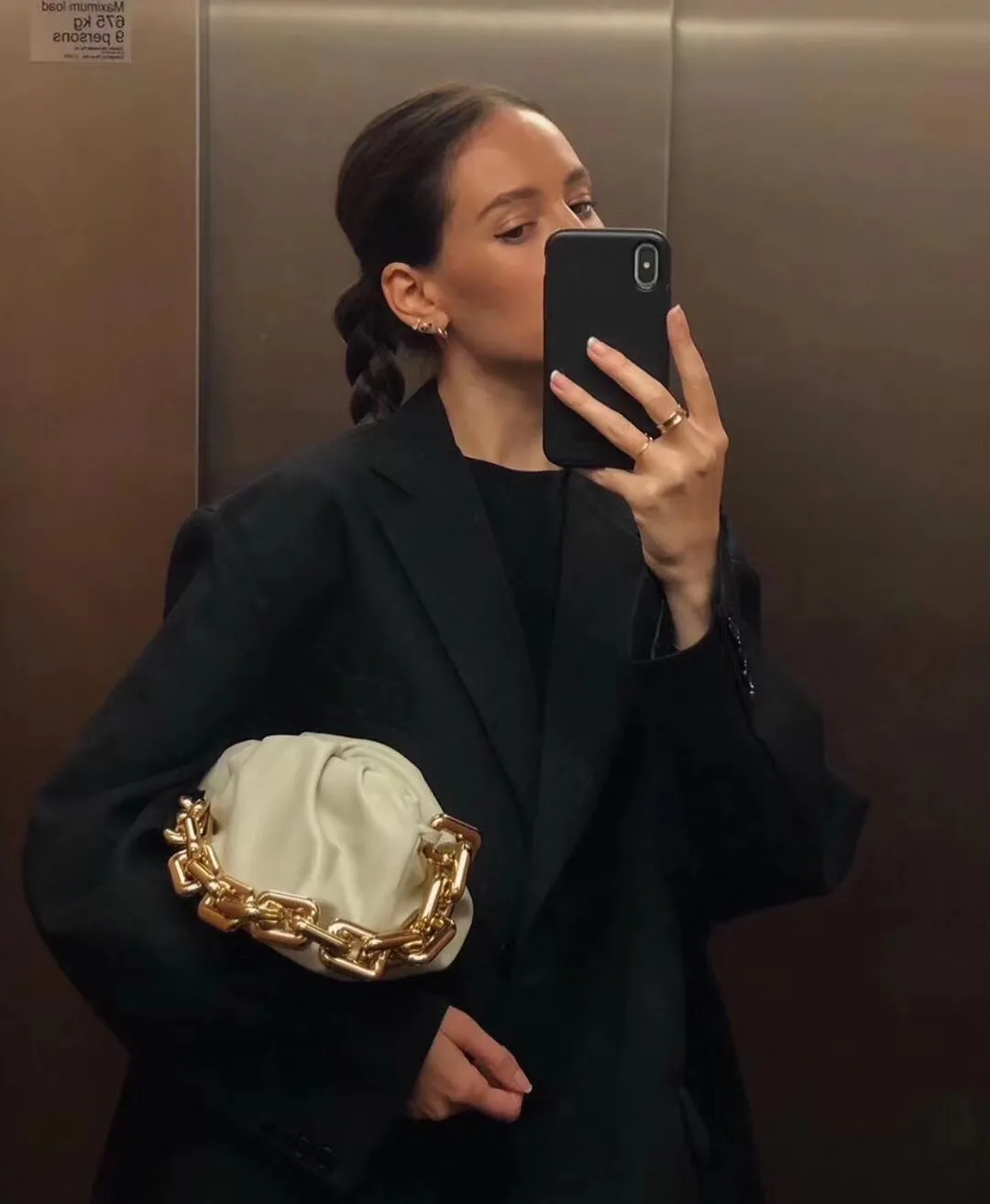 THE CHAIN ​​POUCH Milan Fashion Actress Street Photo ☑️ So healing and perfect